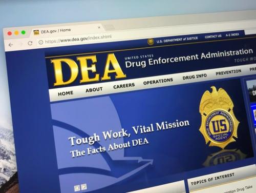 Detienen a falso agente de la DEA que entrenó durante un año a mujer para obtener información