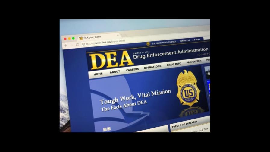Detienen a falso agente de la DEA que entrenó durante un año a mujer para obtener información