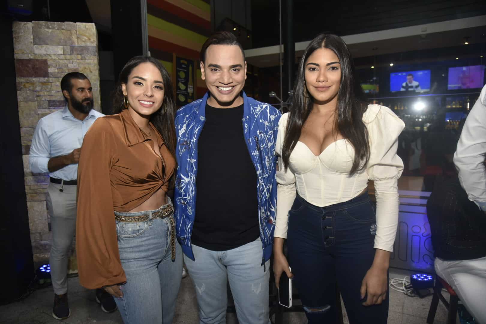 Nathaly Luna, Moises salce y Gabriela Melo.