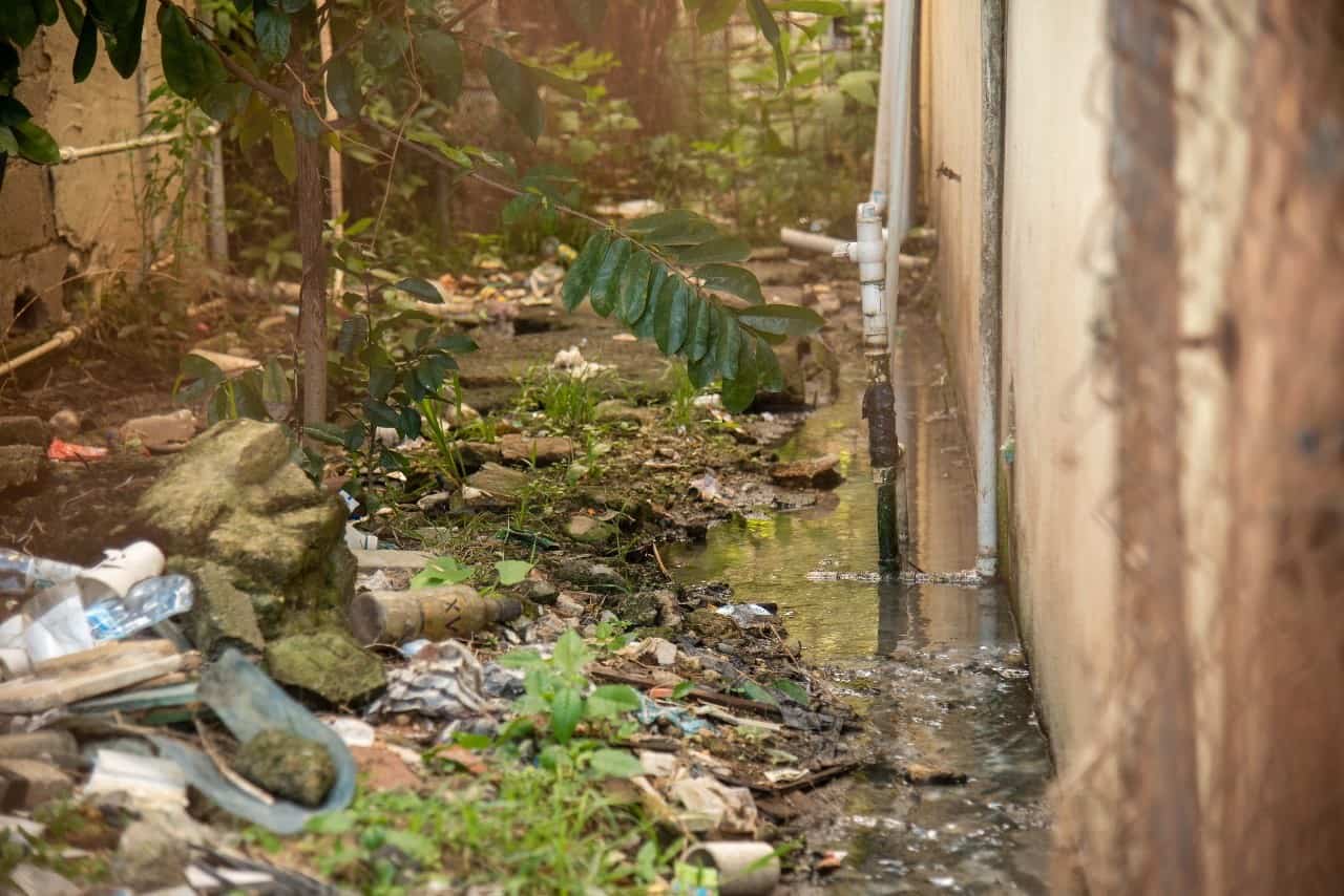 Agua core enrre los edificios de la Zurza