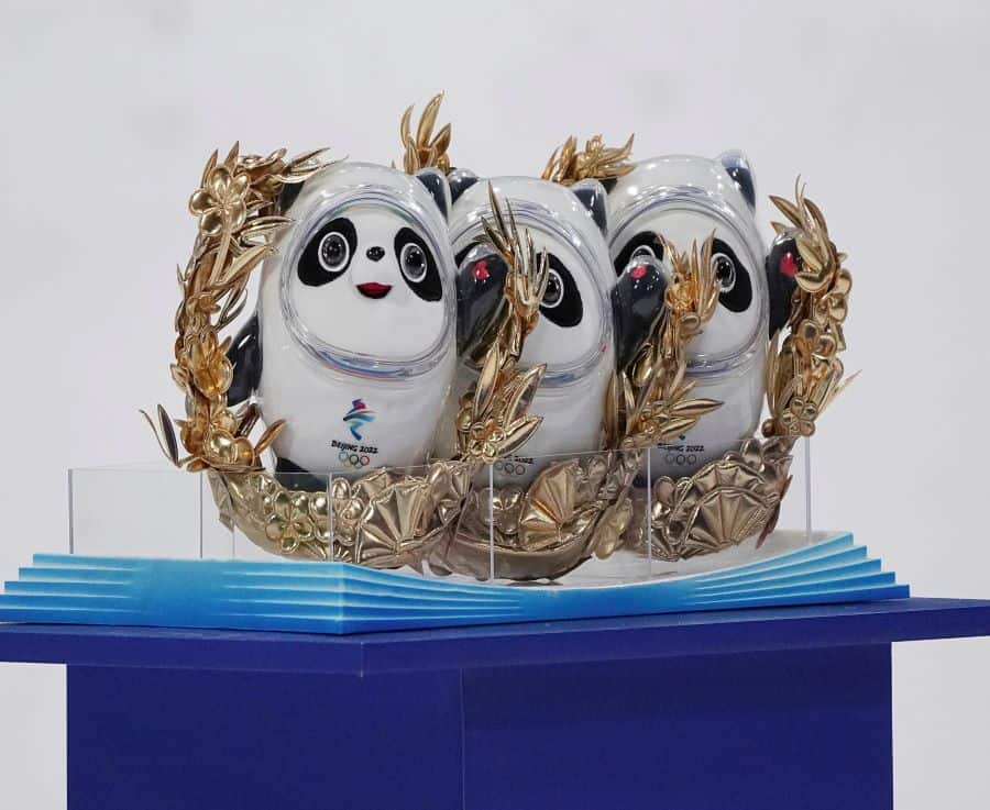 Las mascotas entregadas a los atletas en los Juegos Olímpicos en Zhangjiakou, China el 5 de febrero de 2022.