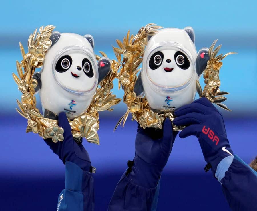 Atletas estadounidenses exhiben peluches tras ganar un evento en los Juegos Olímpicos de Invierno de Beijing el 7 de febrero de 2022. 