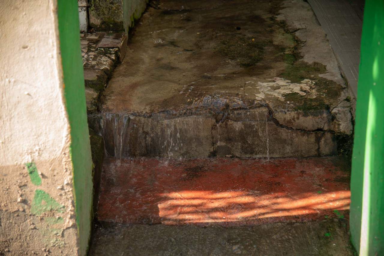 El afgua corre por dentro de las viviendas 
