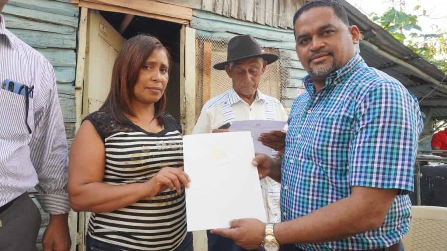 Entregan ayuda económica a mujer para operación de corazón abierto