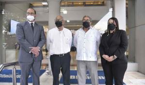 Amigos, allegados y colegas acuden a dar el p&eacute;same a la familia de periodista Orlando Gil