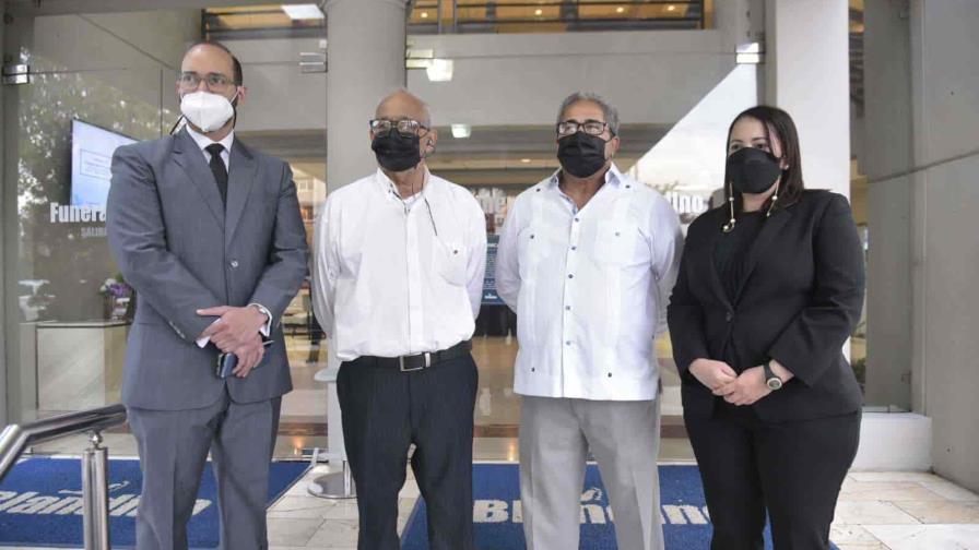 Amigos, allegados y colegas acuden a dar el pésame a la familia de periodista Orlando Gil