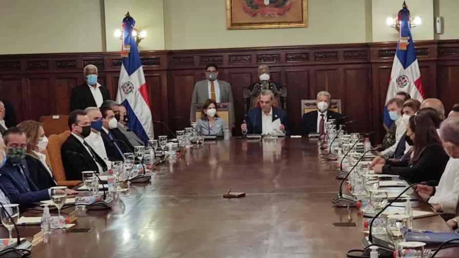 Abinader da seguimiento a ejecución del presupuesto con sus ministros