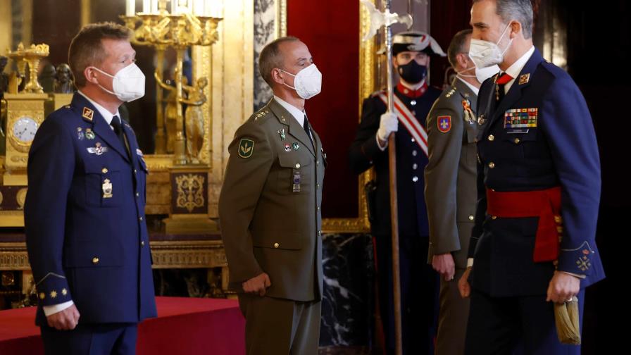 El rey de España da positivo en COVID-19 pero con síntomas leves