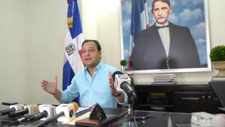 Abel Martínez solicita desistir del plan de carnetización de haitianos