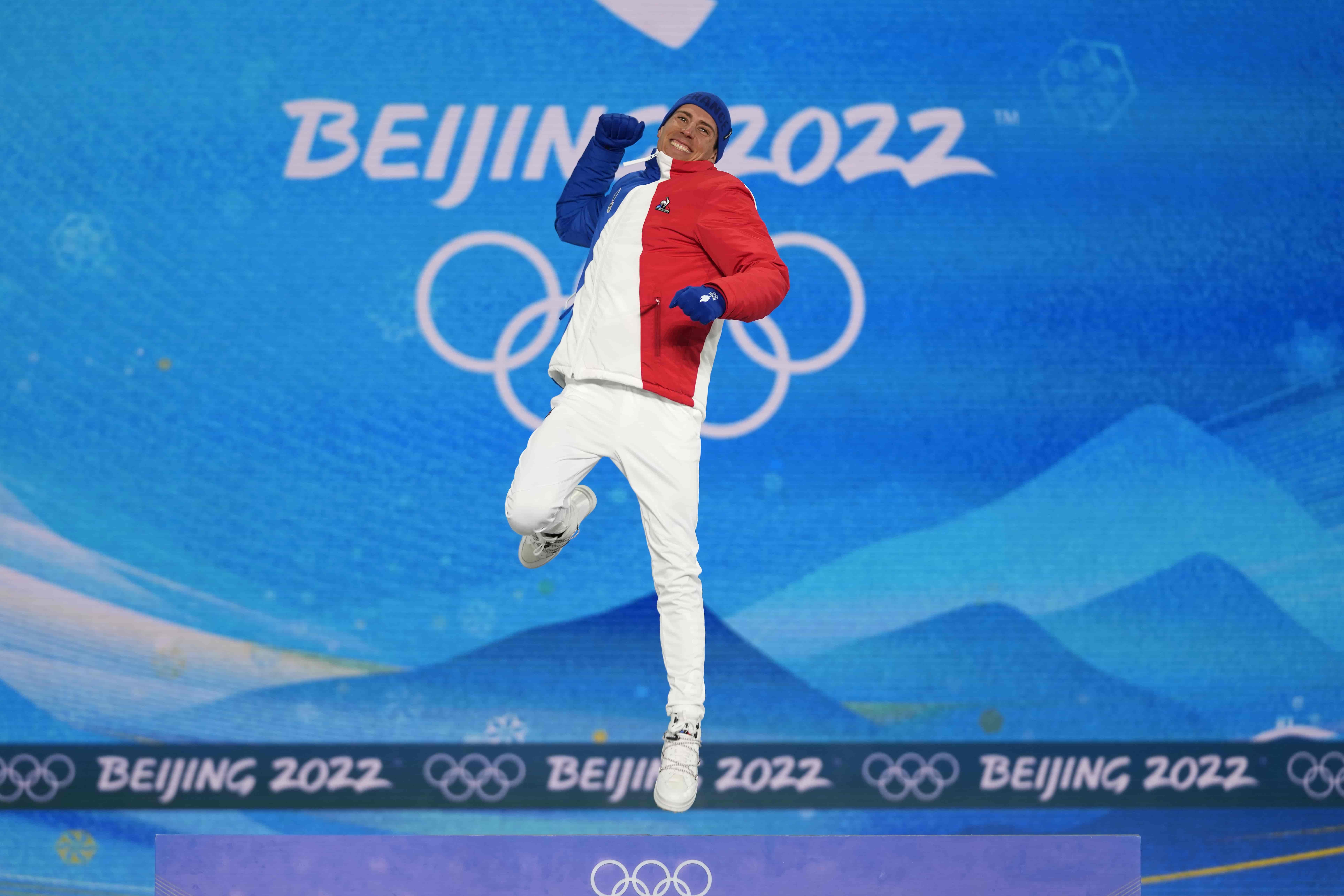 El francés Quentin Fillon Maillet reacciona antes de recibir su medalla de oro durante una ceremonia de entrega de medallas para la carrera individual masculina de 20 kilómetros a campo traviesa en los Juegos Olímpicos de Invierno de 2022, el miércoles 2 de febrero de 2020. 9, 2022, en Zhangjiakou, China.