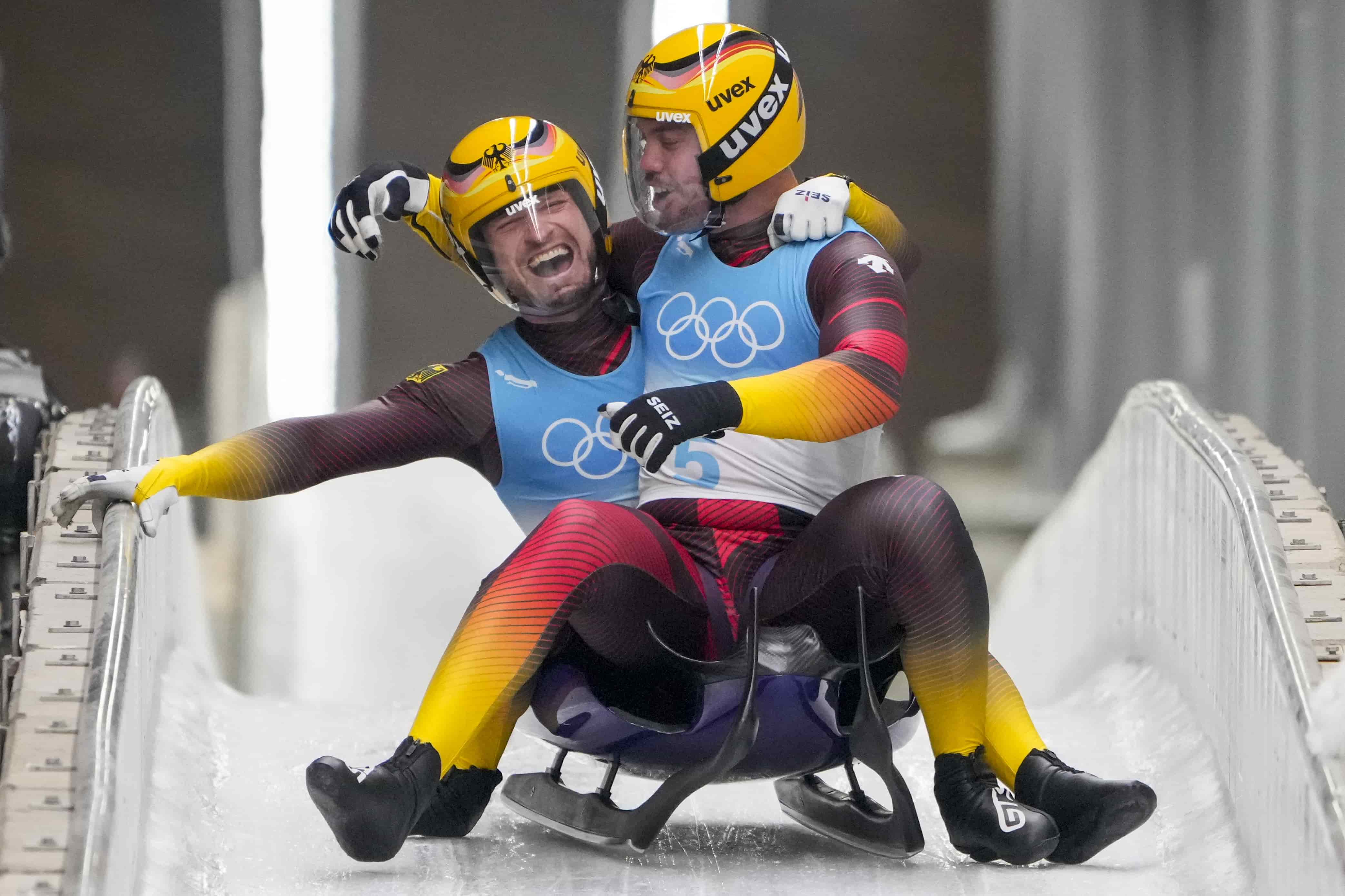 Tobias Wendl y Tobias Arlt, de Alemania, celebran ganar la medalla de oro en dobles de luge en los Juegos Olímpicos de Invierno de 2022, el miércoles 2 de febrero de 2020. 9, 2022, en el distrito de Yanqing de Beijing.