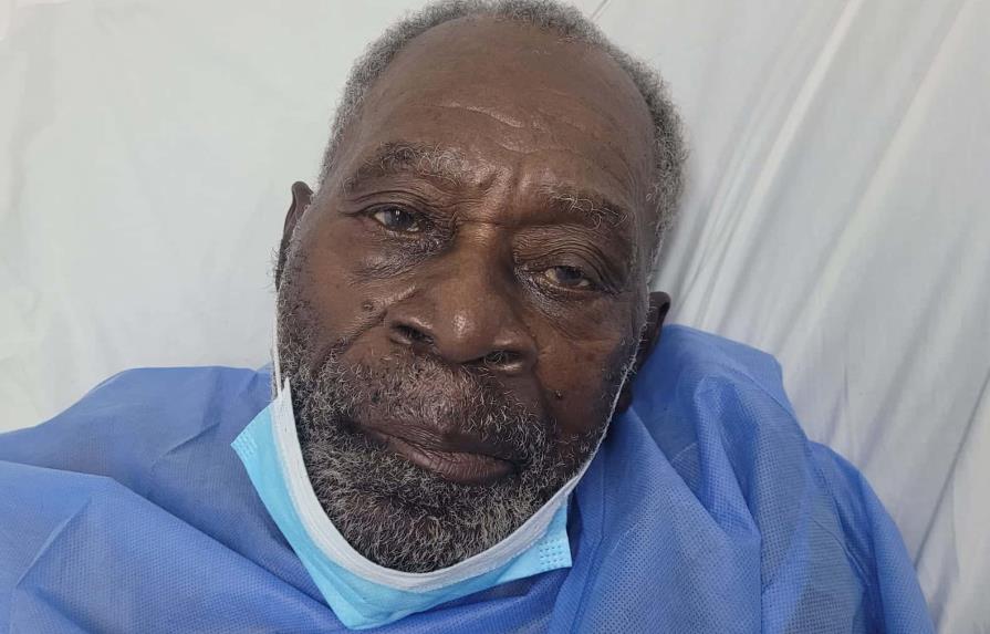 Buscan parientes de hombre de 80 años que lleva seis días en hospital
