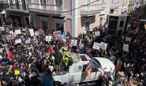 Miles de empleados públicos marchan en Puerto Rico para exigir justicia salarial