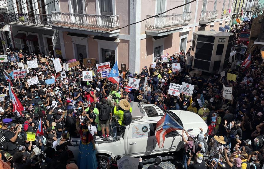 Miles de empleados públicos marchan en Puerto Rico para exigir justicia salarial