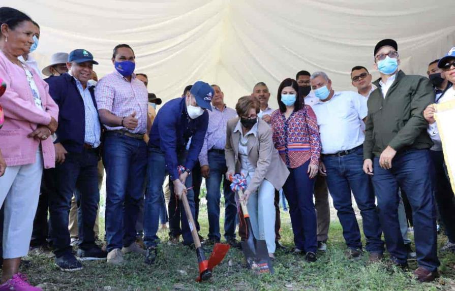 Gobierno inicia construcción de 165 kilómetros de caminos vecinales en Hermanas Mirabal