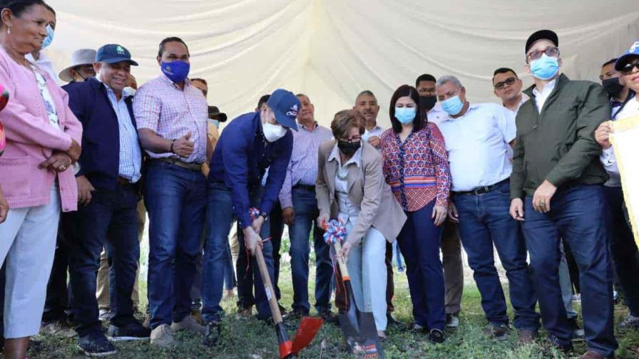 Gobierno inicia construcción de 165 kilómetros de caminos vecinales en Hermanas Mirabal