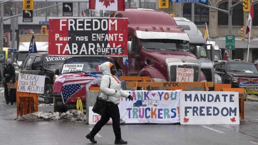 Protestas en Canadá continúan y provincias deciden suavizar restricciones por COVID
