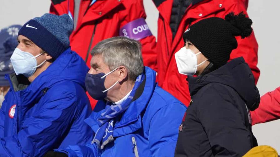 Tenista Peng Shuai asiste a una prueba de Pekín-2022 junto a Thomas Bach