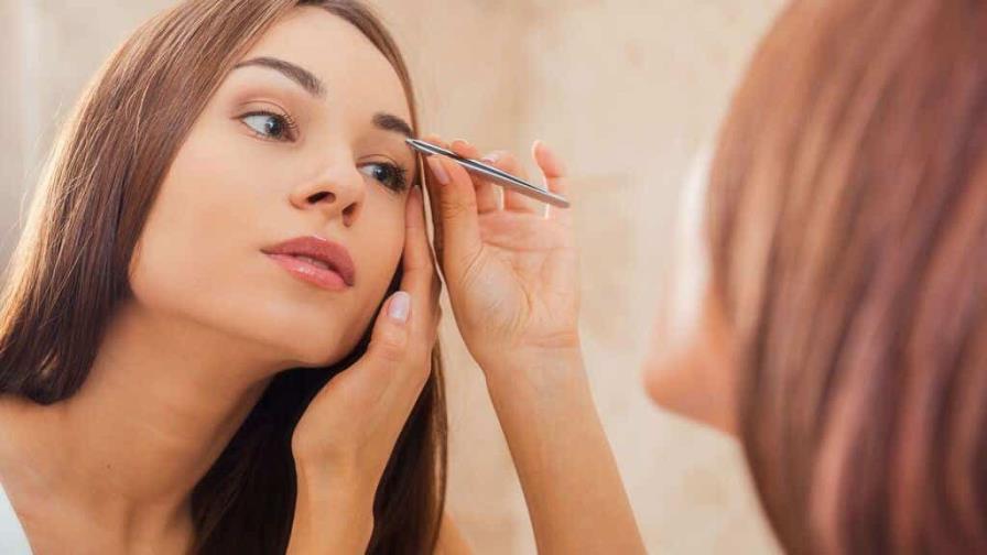 Depila tus cejas sin dolor con este truco infalible