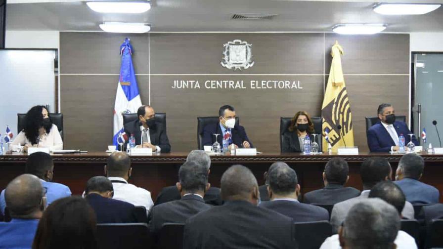 Partidos evalúan propuesta de reestructuración del departamento de Informática de la JCE