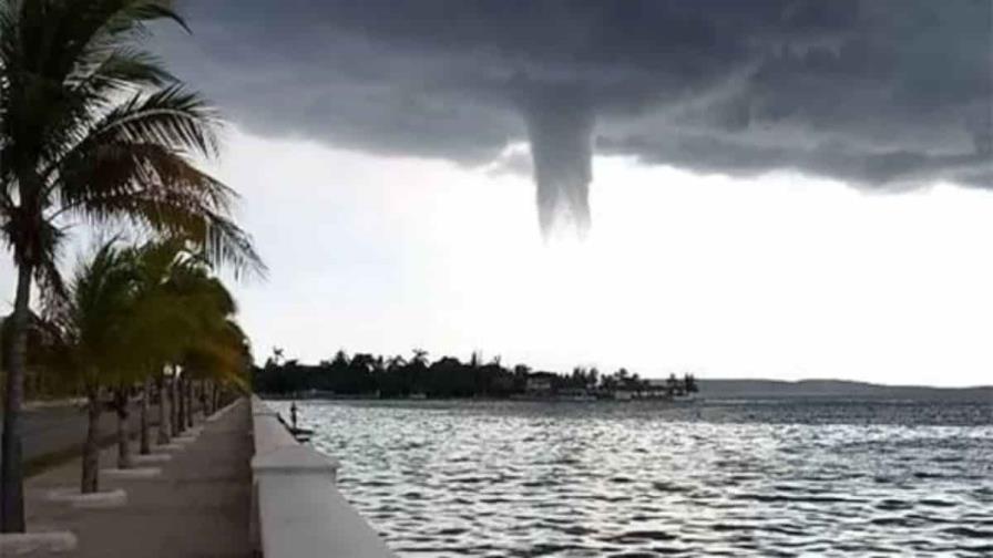 Una tromba marina provoca daños materiales en La Habana Una tromba marina provoca daños materiales en La Habana