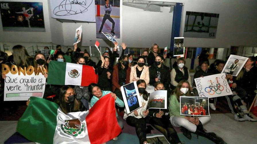 Javier Fernández halaga a Donovan Carrillo, patinador olímpico mexicano