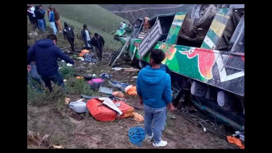 Al menos 22 muertos y 5 desaparecidos tras accidente de bus en norte de Perú
