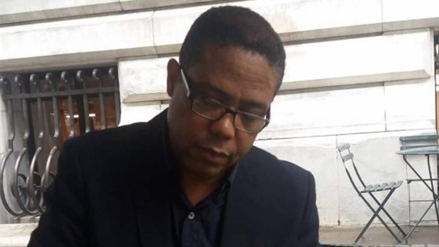 Escritor dominicano lanza libro de crónicas sobre personalidades