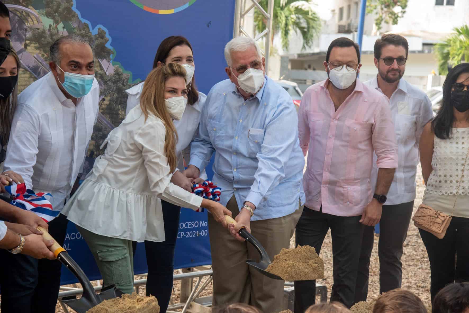 El señor Mallén junto a la alcaldesa