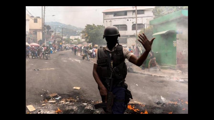 Haitianos protestan por segundo día seguido para pedir alza de salario mínimo Haitianos protestan por segundo día seguido para pedir alza de salario mínimo