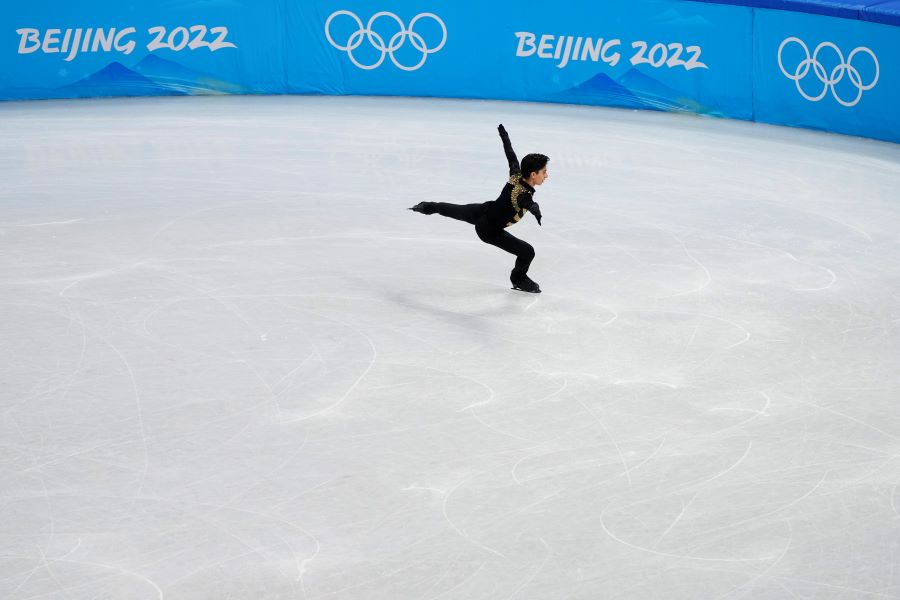 El mexicano Donovan Carrillo compite en el programa corto del patinaje artístico de los Juegos Olímpicos Invernales, el martes 8 de febrero de 2022, en Beijing.