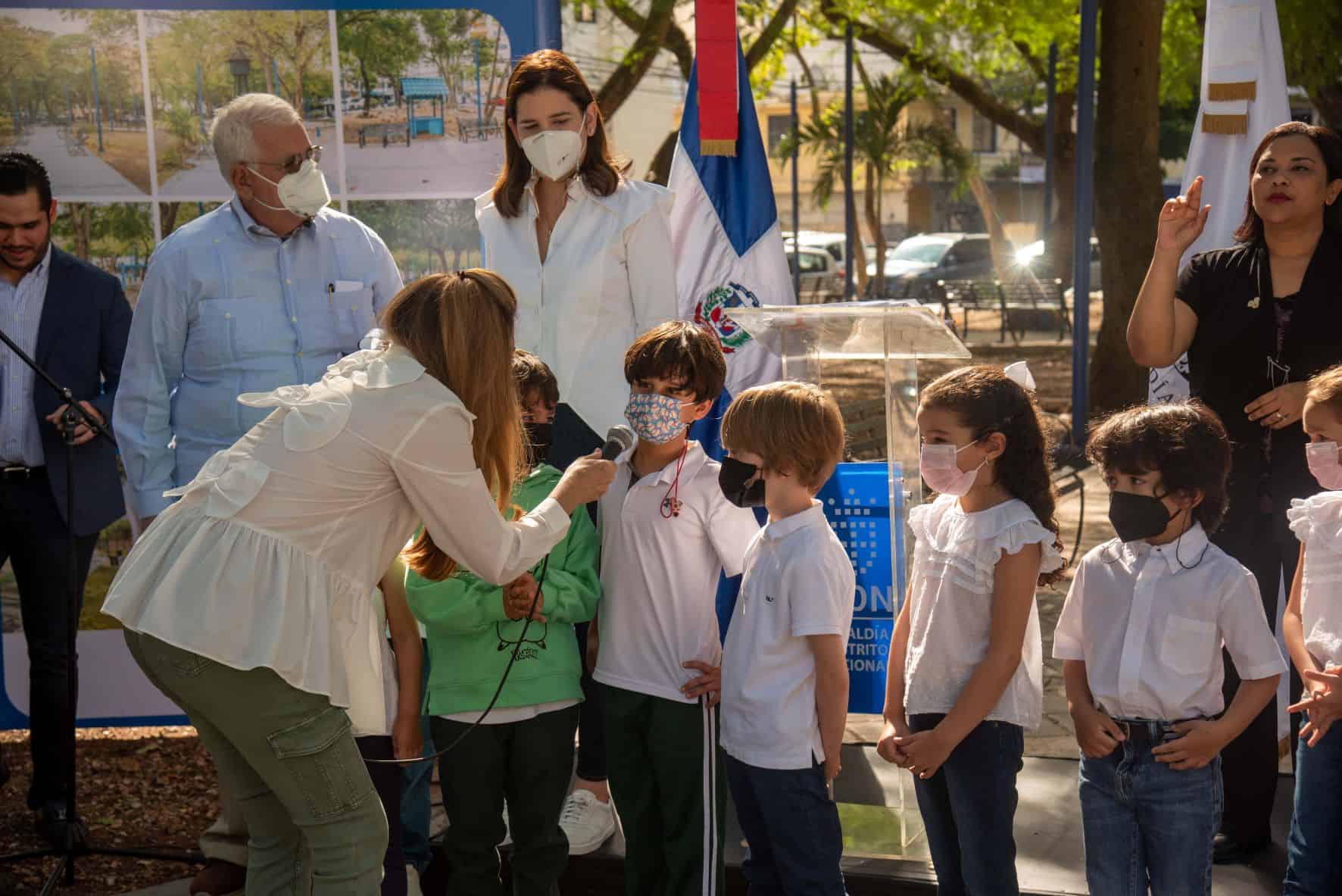 Carolina comparte con los niños.