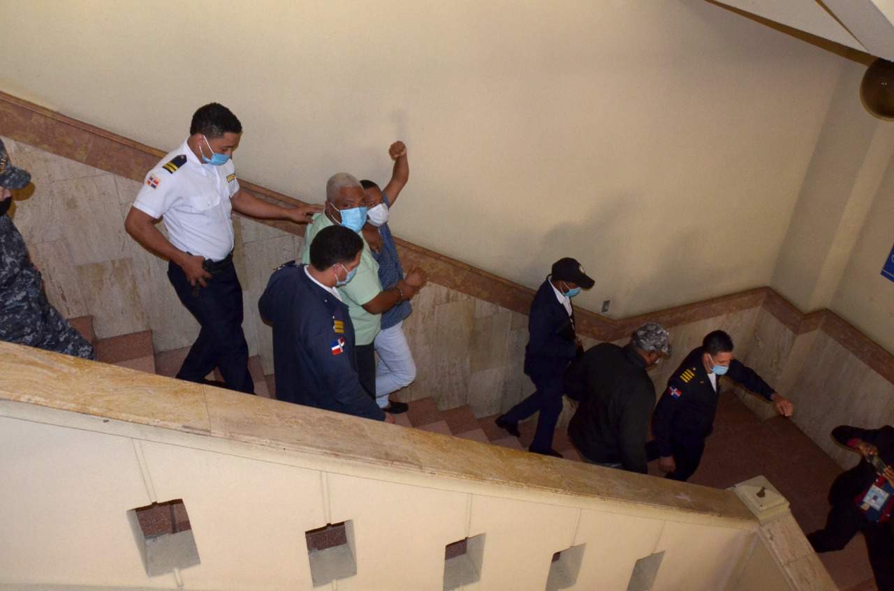 Acusados del caso agente Digesett saludan a sus familias que le dan apoyo