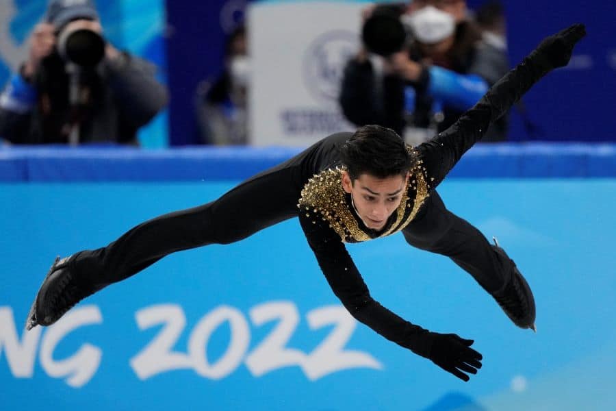 El mexicano Donovan Carrillo compite en el programa corto del patinaje artístico de los Juegos Olímpicos Invernales, el martes 8 de febrero de 2022, en Beijing.