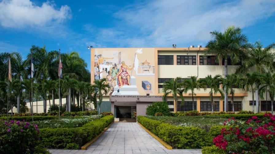 Estudiantes exigen a la UASD que imparta tres cuatrimestres al año Estudiantes exigen a la UASD que imparta tres cuatrimestres al año