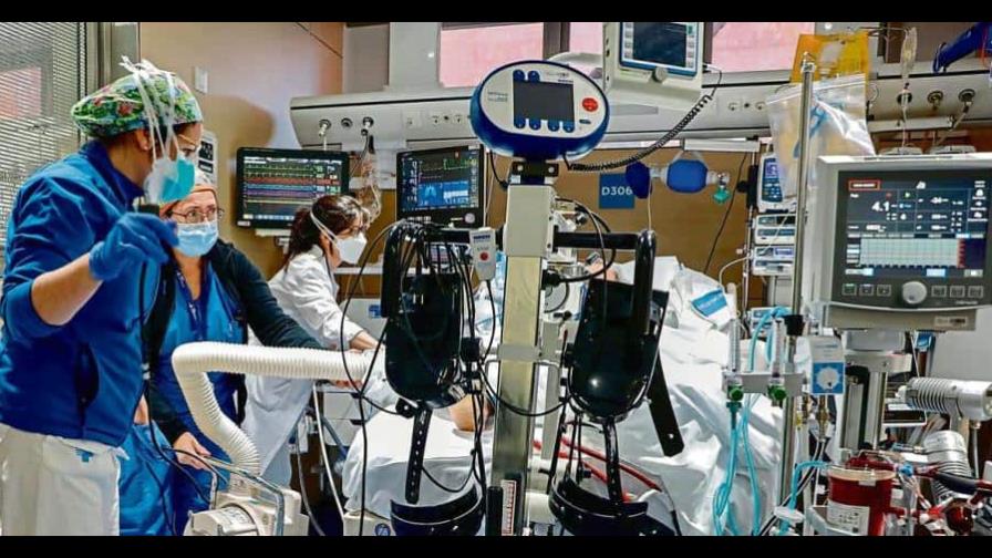 Ómicron dispara ingresos a UCI y muertes en Chile, pese a alta vacunación