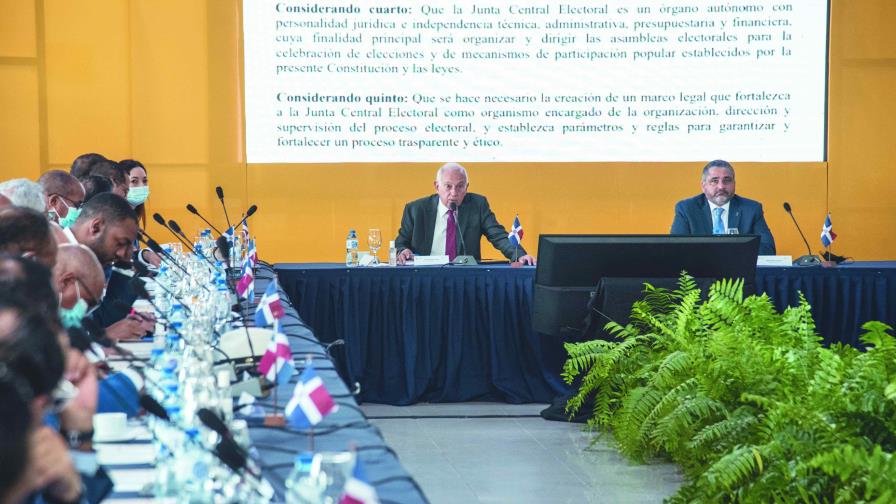 Gobierno defiende propuesta de reforma constitucional, oposición la cuestiona