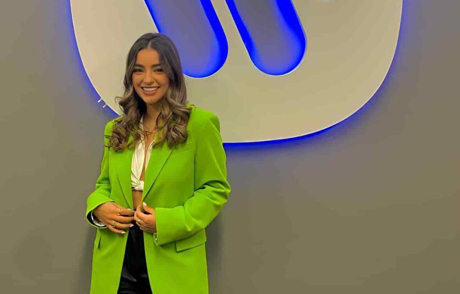 Adriana Torrón firma con Warner Music Latina