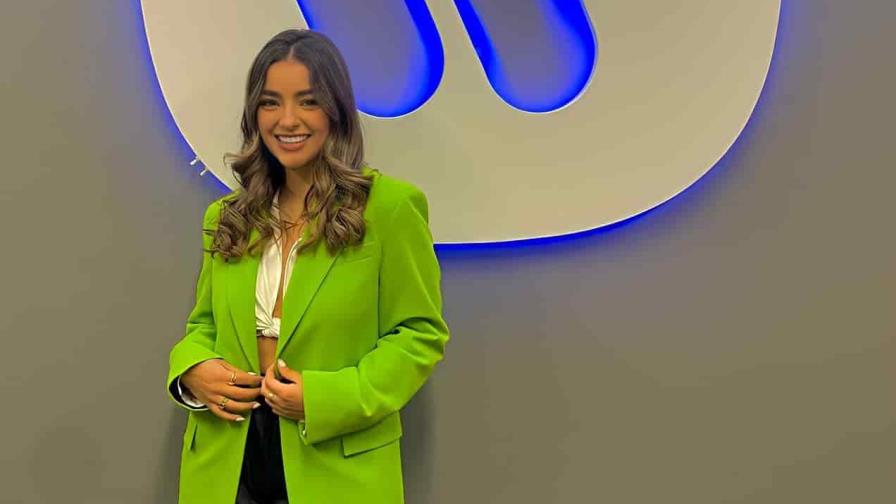 Adriana Torrón firma con Warner Music Latina