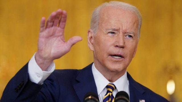 Biden considera prematuro relajar el uso de mascarillas en interiores