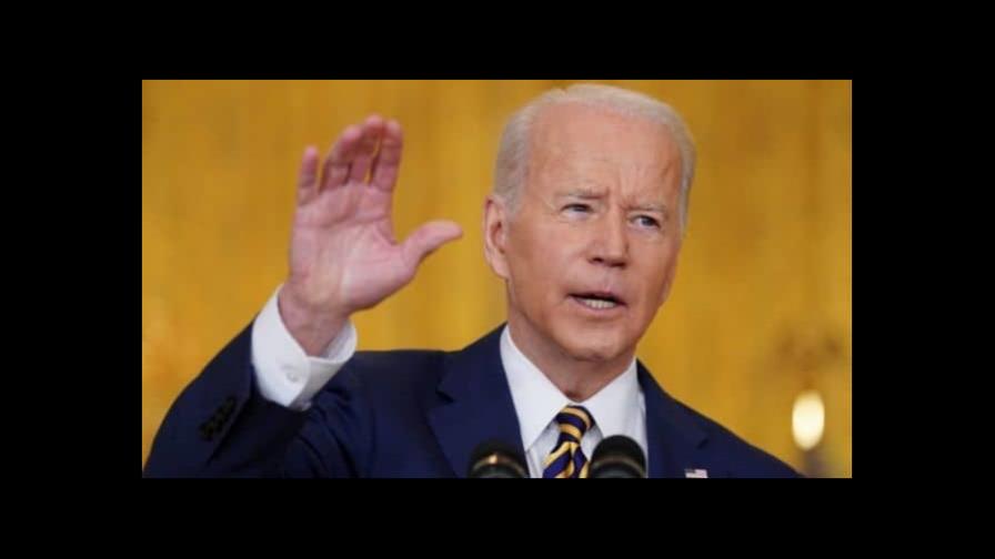 Biden considera prematuro relajar el uso de mascarillas en interiores