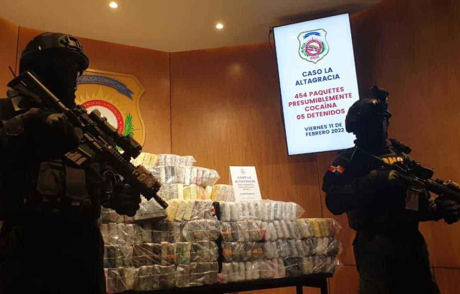 Autoridades decomisan 454 paquetes de droga y apresan cinco hombres en La Altagracia