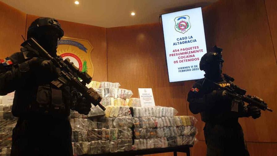 Autoridades decomisan 454 paquetes de droga y apresan cinco hombres en La Altagracia