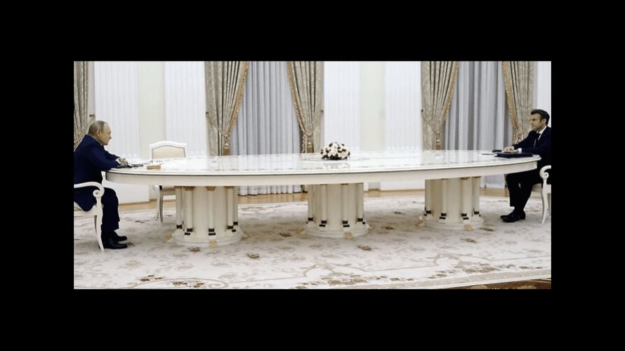 Presidente Ruso impone mesa larga a mandatario francés por negarse realizarse prueba PCR del COVID-19 Presidente Ruso impone mesa larga a mandatario francés por negarse realizarse prueba PCR del COVID-19