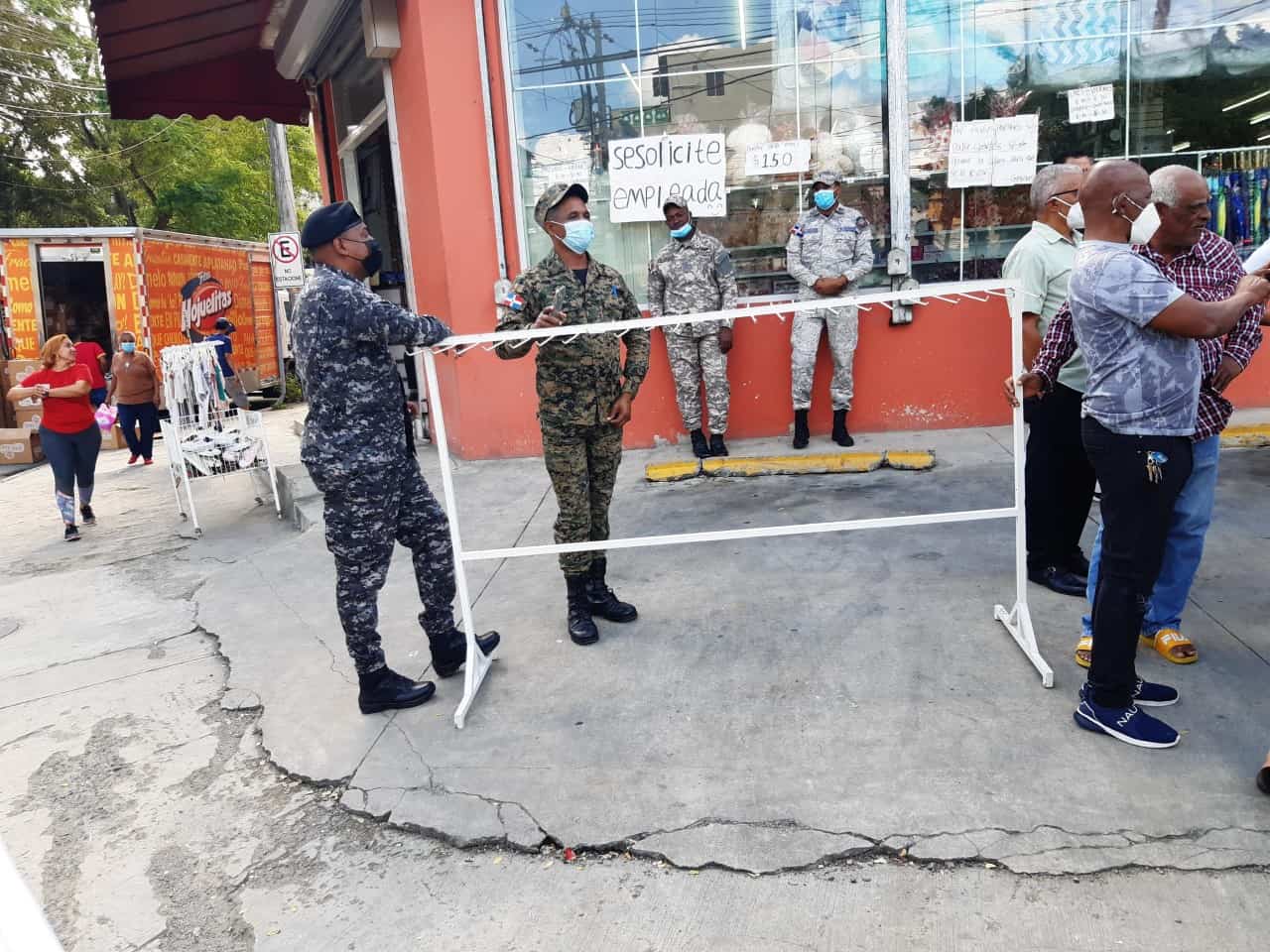 Agente policiale custodian la protesta