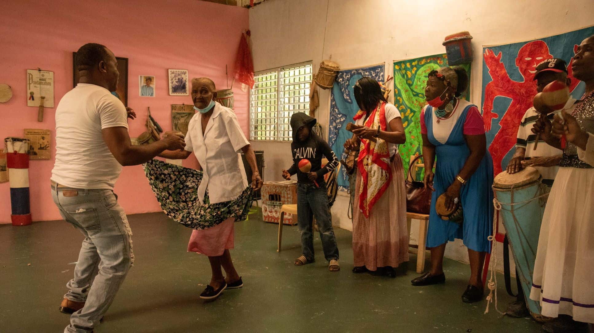 Ancianos  y jóvenes bailan distinto ritmos 