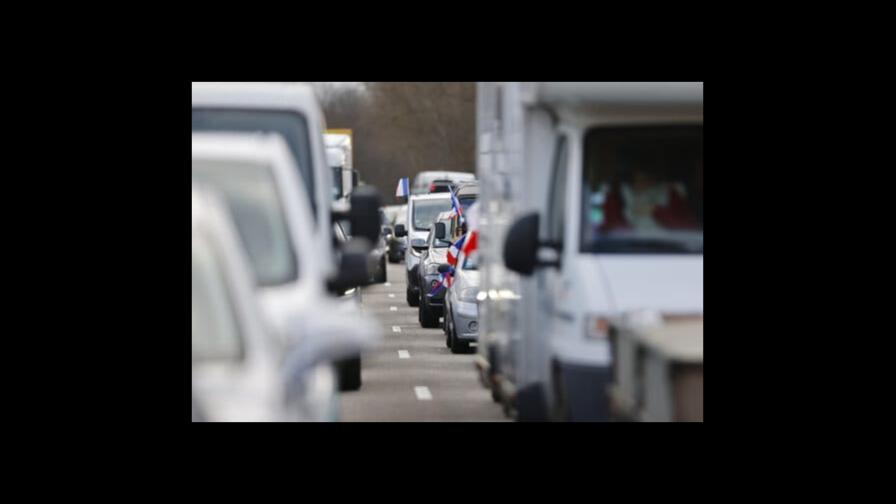 Caravanas contra restricciones por COVID se dirigen a París con intensiones de bloquearla