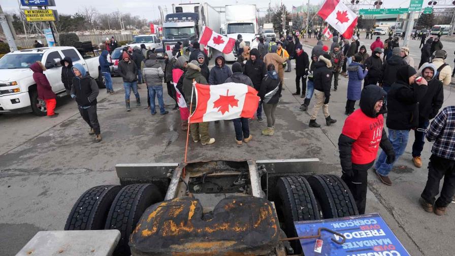 Policía toma posiciones para desalojar protesta en puente fronterizo en Canadá