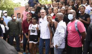 Comunitarios piden reelección de Abinader durante primer palazo para inicio de multiusos en el Isabelita