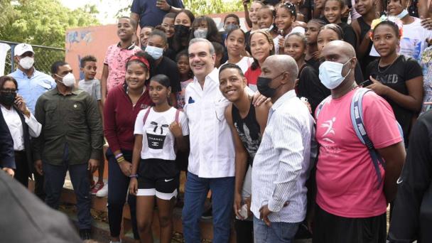 Comunitarios piden reelección de Abinader durante primer palazo para inicio de multiusos en el Isabelita